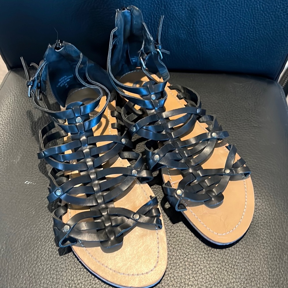 Black gladiator sandals G by guess size 9